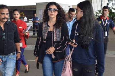 बॉलीवुड अभिनेत्री काजोल बीते शुक्रवार को बेटी न्यासा के साथ मुंबई एयरपोर्ट पर नजर आईं।