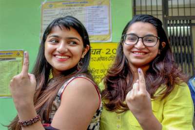 मध्य प्रदेश में पहली बार वोट डालने वाले युवाओं में जोश दिखाई दिया। ये तस्वीर भोपाल की है, जहां पहली बार वोट डालने के बाद युवाओं ने अंगुली पर लगा निशान दिखाकर खुशी जाहिर की। देखिए कुछ और तस्वीरें।