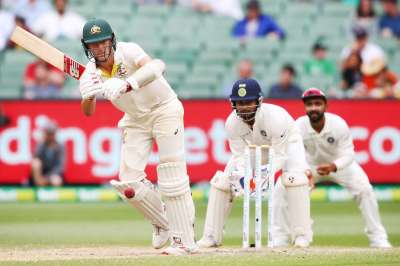 आस्ट्रेलिया के पुछल्ले बल्लेबाजों ने भारत का इंतजार जरूर लंबा करा दिया लेकिन विराट कोहली की टीम तीसरे क्रिकेट टेस्ट में जीत से सिर्फ दो विकेट दूर है जबकि रविवार को पूरे दिन का खेल बाकी है। गेंद से कमाल दिखाने के बाद पैट कमिंस ने नाबाद अर्धशतक बनाकर भारत को आज मैच खत्म नहीं करने दिया। एक समय पर चाय के बाद आस्ट्रेलिया के सात विकेट 176 रन पर गिर गए थे लेकिन चौथे दिन का खेल समाप्त होने पर स्कोर आठ विकेट पर 258 रन था।&amp;nbsp; &amp;nbsp;