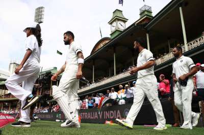 भारतीय टीम के कप्तान विराट कोहली ने टॉस जीतकर पहले बल्लेबाजी का फैसला किया, टीम इंडिया रमाकांत आचरेकर को श्रद्धांजलि देने के लिए मैदान पर काली पट्टी बांधकर उतरी थी।&amp;nbsp;
