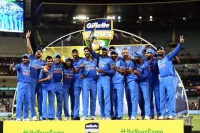 भारतीय क्रिकेट टीम ने शुक्रवार को मेलबर्न क्रिकेट ग्राउंड (एमसीजी) पर खेले गए तीसरे और निर्णायक वनडे मैच में ऑस्ट्रेलिया को सात विकेट से हरा दिया। इसी के साथ भारत ने तीन मैचों की वनडे सीरीज 2-1 से अपने नाम कर ली है।