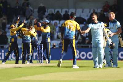 आईसीसी विश्व कप 2019 के 27वें मैच में श्रीलंका ने इंग्लैंड को हेडिंग्ले मैदान में 20 रन से हराकर बड़ा उलटफेर करते हुए सेमीफाइनल में जाने की अपनी उम्मीदों को जिंदा रखा है। &amp;nbsp;