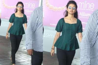 प्रिया को हैदराबाद एयरपोर्ट पर स्पॉट किया गया। इस दौरान प्रिया ने ग्रीन कलर का टॉप और जीन्स पहनी हुई थी। इसके साथ ही प्रिया इस दौरान बिना मेकअप के नजर आईं।