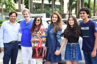 रवीना टंडन अपने पूरे परिवार के साथ आज मुंबई में नजर आईं।