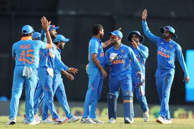 विराट कोहली (120) की शतकीय पारी के बाद भुवनेश्वर कुमार (4/31) की घातक गेंदबाजी के दम पर भारतीय टीम ने तीन मैचों की वनडे सीरीज के दूसरे मैच में शानदार जीत हासिल कर सीरीज में 1-0 की बढ़त बना ली।&amp;nbsp;