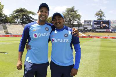 भारत और न्यूजीलैंड के बीच खेले गए पहले वनडे मैच में पृथ्वी (20) शॉ और मयंक अग्रावाल (32) ने डेब्यू करते हुए पहले विकेट के लिए 50 रन की साझेदारी की।