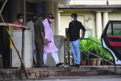 बॉलीवुड अभिनेता संजय दत्त आज मुंबई के लीलावती अस्पताल के बाहर नजर आए। संजय दत्त को फेफड़ों का कैंसर है, जिसके इलाज के लिए जल्द ही वो अमेरिका रवाना होंगे।