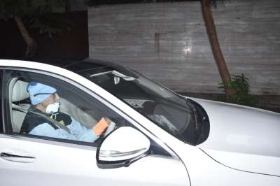 बॉलीवुड अभिनेता अमिताभ बच्चन ने कोरोना को मात देने के बाद हाल ही में नई कार खरीदी है। अमिताभ बच्चन ने एस क्लास मर्सिडीज बेंज खरीदी थी और आज बिग बी अपनी इस नई कार को लेकर ड्राइव पर निकले।