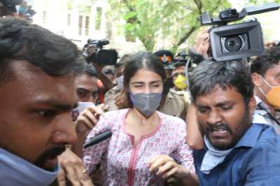 बॉलीवुड अभिनेत्री रिया चक्रवर्ती पर गिरफ्तारी की तलवार लटक रही है। गिरफ्तारी की आशंका के बीच रिया रविवार को नारकोटिक्स कंट्रोल ब्यूरो (एनसीबी) के दफ्तर में पूछताछ के लिए अधिकारियों के सामने पेश हुईं। रिया से पूछताछ चल रही है। रिया को शौविक और सैम्युल के साथ बिठाकर पूछताछ की जाएगी।&amp;nbsp;