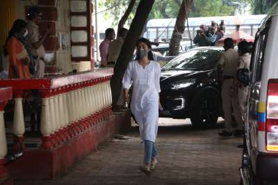 अभिनेता सुशांत सिंह राजपूत की मौत से जुड़े मामले में मादक-पदार्थों से संबंधित आरोप में गिरफ्तार अभिनेत्री रिया चक्रवर्ती को बॉम्बे उच्च न्यायालय ने बुधवार को कड़ी शर्तों के साथ जमानत दे दी। जमानत देते हुए अदालत ने कहा कि जैसा एनसीबी ने आरोप लगाया था, रिया किसी ड्रग माफिया का हिस्सा नहीं हैं। अदालत ने एनसीबी की उस दलील को भी खारिज कर दिया कि प्रसिद्ध लोगों या लोकप्रिय हस्तियों के साथ कठोर बर्ताव होना चाहिए ताकि उदाहरण पेश किया जा सके। अदालत ने कहा कि कानून के समक्ष सभी बराबर हैं।&amp;nbsp;