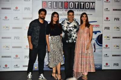 अभिनेता अक्षय कुमार, वाणी कपूर और लारा दत्ता मंगलवार को अपनी फिल्म 'बेल बॉटम' का ट्रेलर लॉन्च करने दिल्ली पहुंचे।