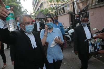 आज मुंबई की सेशंस कोर्ट के बाहर आर्यन खान का पक्ष रख रहे वकीलों के साथ शाहरुख खान की मैनेजर पूजा ददलानी नजर आईं। &amp;nbsp; &amp;nbsp; &amp;nbsp; &amp;nbsp;