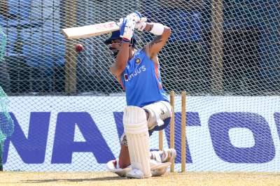 टीम इंडिया 14 दिसंबर से पहला टेस्ट खेलेगी, विराट कोहली अपनी व्हाइट बॉल की फॉर्म को टेस्ट में भी बरकरार रखना चाहेंगे। इसके लिए उन्होंने जमकर प्रैक्टिस की।