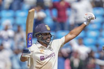 भारतीय कप्तान और हिटमैन रोहित शर्मा ने वनडे के बाद अब टेस्ट क्रिकेट में भी फॉर्म में वापसी कर ली है। नागपुर टेस्ट में उन्होंने अपना 43वां इंटरनेशनल शतक ठोका।