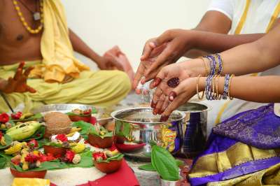 गुरुवार का दिन भगवान विष्णु की पूजा के लिए अति उत्तम माना जाता है। धार्मिक मान्यता है कि इस व्रत रखने के साथ ही लक्ष्मी-नारायण की उपासना करने से भक्तों को मनोवांछित फलों की प्राप्ति होती है। इसके साथ ही कार्य में आ रही सभी बाधाएं भी दूर होती हैं। गुरुवार का दिन भगवान विष्णु की पूजा के लिए अति उत्तम माना जाता है। धार्मिक मान्यता है कि इस व्रत रखने के साथ ही लक्ष्मी-नारायण की उपासना करने से भक्तों को मनोवांछित फलों की प्राप्ति होती है। इसके साथ ही कार्य में आ रही सभी बाधाएं भी दूर होती हैं।