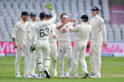 मेजबान इंग्लैंड ने दूसरे टेस्ट मैच को 113 रनों से जीत कर तीन मैच की टेस्ट सीरीज में विंडीज के साथ 1-1 की बराबरी कर ली है। पहले टेस्ट मैच में मेहमान टीम ने इंग्लैंड को 4 विकेट से मात दी थी।&amp;nbsp;