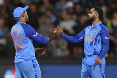 सूर्यकुमार यादव ने भारत के लिए टी20 इंटरनेशनल रन बनाने वाले टॉप 5 खिलाड़ियों की लिस्ट में जगह बना ली है। उन्होंने रांची में न्यूजीलैंड के खिलाफ 47 रन बनाकर सुरेश रैना और एमएस धोनी दोनों को पीछे छोड़ा। आइए देखते हैं कौन हैं भारत के टॉप 5 रन स्कोरर:- 