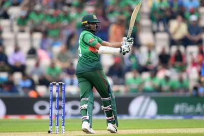 टॉस हारकर बल्लेबाजी करने उतरी बांग्लादेश की शुरुआत अच्छी नहीं रही। इकबाल (36) के जाने के बाद शाकिब ने रहीम के साथ पारी को आगे बढ़ाया। इस बीच दुनिया के नंबर-1 ऑलराउंडर शाकिब ने विश्व कप में अपने 1000 रन भी पूरे किए। वह विश्व कप में 1000 या उससे अधिक रन बनाने वाले बांग्लादेश के पहले बल्लेबाज बने।&amp;nbsp; &amp;nbsp;