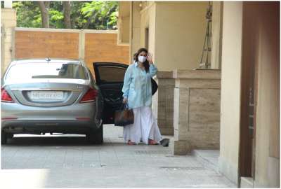 करीना कपूर खान अमृता अरोड़ा के बांद्रा स्थित घर के बाहर स्पॉट हुईं।&amp;nbsp;
