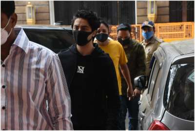 &amp;nbsp; बॉलीवुड अभिनेता शाहरुख खान के बेटे आर्यन खान मुंबई में स्थित एनसीबी ऑफिस के बाहर स्पॉट किए गए।