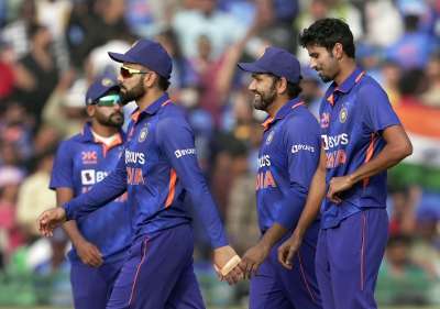 भारत ने अपनी सरजमीं पर न्यूजीलैंड के खिलाफ लगातार 7वीं वनडे सीरीज जीत ली है। कीवी टीम का 1988 से चला आ रहा इंतजार बरकरार है। आइए आगे जानते हैं कब-कब भारत ने न्यूजीलैंड को घर पर पीटा:-