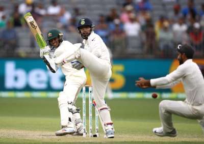भारत और ऑस्ट्रेलिया के बीच पर्थ में खेले जा रहे दूसरे टेस्ट मैच के तीसरे दिन के खेल में जोरदार रोमांच देखने को मिला। आस्ट्रेलिया ने पहली पारी में 43 रन की महत्वपूर्ण बढ़त हासिल करने के बाद दूसरी पारी में चार विकेट पर 132 रन के साथ अपनी कुल बढ़त को 175 रन तक पहुंचाकर भारत के खिलाफ दूसरे क्रिकेट टेस्ट के तीसरे दिन अपना पलड़ा कुछ भारी रखा।&amp;nbsp;