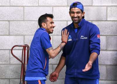 वेलिंग्टन टी20 का मजा बारिश ने जरूर किरकिरा किया लेकिन भारत-न्यूजीलैंड के खिलाड़ियों ने एक दूसरे के साथ काफी मस्ती की। देखें सभी शानदार तस्वीरें:-
