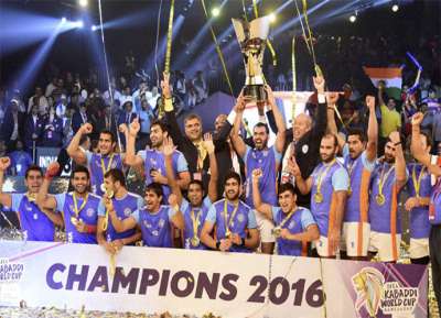 अहमदाबाद में खेले गए कबड्डी विश्व कप में मौजूदा विश्व विजेता भारत ने फाइनल में ईरान को 38-29 से हराते हुए खिताब अपने नाम किया। वर्ल्ड कप ट्रॉफी के साथ भारतीय कबड्डी टीम।