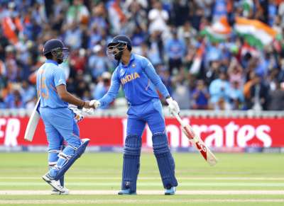 भारत ने आज बांग्लादेश के खिलाफ टॉस जीतकर पहले बल्लेबाजी करने का निर्णय लिया और सलामी बल्लेबाज रोहित शर्मा और केएल राहुल ने पहले विकेट के लिए 180 रन की रिकॉर्ड साझेदारी की।