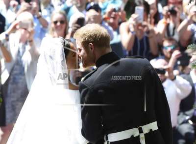 ब्रिटेन के प्रिंस हैरी और अमेरिकी अभिनेत्री मेगन मार्केल विंडसर कैसल स्थित सेंट जॉर्ज चैपल में शादी के बंधन में बंध चुके हैं।