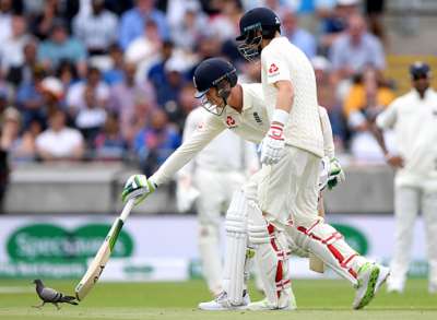 भारत और इंग्लैंड के बीच खेले जा रहे 5 मैचों की टेस्ट सीरीज के पहले मैच के दौरान कुछ ऐसा हुआ की सभी देखते रह गए। दरअसल टॉस जीतकर पहले बल्लेबाजी करने उतरी इंग्लैंड की टीम की शुरुआत अच्छी रही। हालांकि खेल के पहले सत्र में उसे एलिस्टर कुक के रूप में पहला झटका। लेकिन उसके बाद बल्लेबाजी करने आए जो रूट ने पारी को संभाला और इंग्लैंड के गिरते विकटों के बीच अपना अर्धशतक पूरा किया।&amp;nbsp;