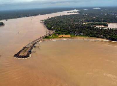 भयंकर बाढ़ से प्रभावित केरल में अब तक कुल 167 लोगों की जान जा चुकी है और बड़ी संख्या में विस्थापित हुए हैं। राज्य के मुख्यमंत्री पिनाराई विजयन ने यह जानकारी दी।
