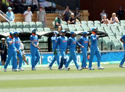 तीन वनडे मैच की सीरीज का दूसरा मैच एडिलेड में खेला गया। इस मैच में ऑस्ट्रेलिया ने टॉस जीतकर पहले बल्लेबाजी करने का निर्णय लिया।