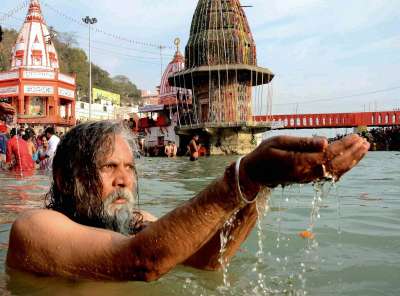 कुंभ पर्व हिंदू धर्म का एक महत्वपूर्ण पर्व है, जिसमें करोड़ों श्रद्धालु कुंभ में स्नान करते हैं।