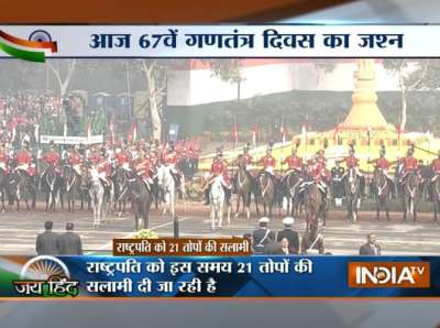 राष्ट्रपति प्रणब मुख़र्जी को भारतीय आर्मी ने 21 तोपों की सलामी दी।