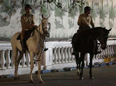 कोलकाता के ईडन गार्डंस के बाहर सुरक्षा के लिए घोड़े पर तैनात सुरक्षा कर्मी।