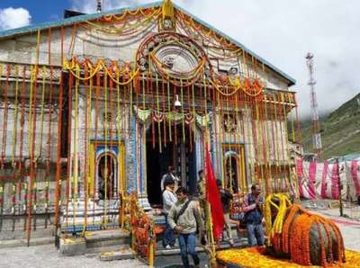 केदारनाथ मंदिर, उत्तराखंड- हिमालय की गोद में स्थित केदारनाथ भी बारह ज्योतिर्लिगों में से एक है। साथ ही इसे चार धाम और पंच केदार में भी एक माना जाता है। पत्&zwj;थरों से बने कत्यूरी शैली से बने इस मन्दिर को पांडव वंश के जनमेजय ने कराया था।