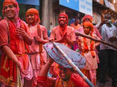 भगवान कृष्ण की साथी राधा के जन्म स्थान बरसाना की लट्ठमार होली भारत के सबसे रंगीन पर्व होली मनाने के अपने अनूठे तरीके के लिए विश्वप्रसिद्ध है| 