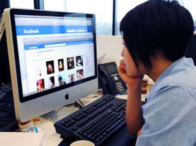 बहुत से लोग फेसबुक पर चैट करने के बाद अपनी चाट को डिलीट नहीं करते हैं और उसे ऐसे ही संभाल कर रखते हैं। लोगों का मानना है कि फेसबुक पर की गई चैट सुरक्षित रहती हैं उन्हें कोई नहीं पड़ता ।