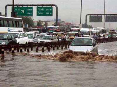 कल से हुई 20 एमएम बारिश ने देश की राजधानी दिल्ली से लगते हुए गुड़गांव के लोगों को जाम से काफी परेशान कर दिया हैं।