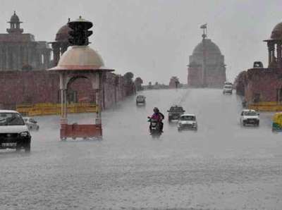 राष्ट्रीय राजधानी में आज हुई भारी बारिश से कई इलाके जलमग्न होने से यातायात एक बार फिर से बाधित हुआ। ज्यादातर फ्लाईओवर, अंडरपास और निचले इलाकों में पानी भर गया। जिससे राहगीरों विशेषकर ऑफिस जाने वाले लोगों को खासी मुश्किलों का सामना करना पड़ा।