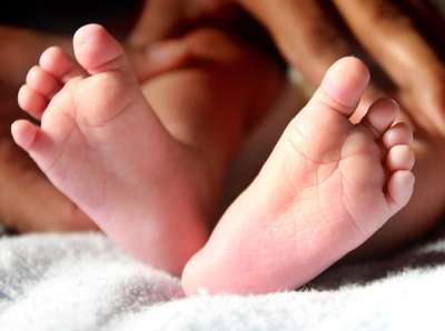 हाल ही में एक ऐसा मामला सामने आया जब एक नवजात बच्ची के पैदा होते ही उसके पेट में जुड़वा बच्चे पल रहे थे। यह घटना हांगकांग की है। यहां पर डॉक्टरों ने बच्ची के जन्म के समय उसके पेट को असामान्य पाया। 