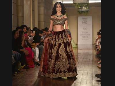 बॉलीवुड अभिनेत्री कंगना रनौत रविवार को FDCI इंडिया कॉचर फैशन वीक 2016 में बेगम-ए-जन्नत शीर्षक पर सुंदर लाल रंग के लहंगे में कैटवॅाक करते दिखाई दी।