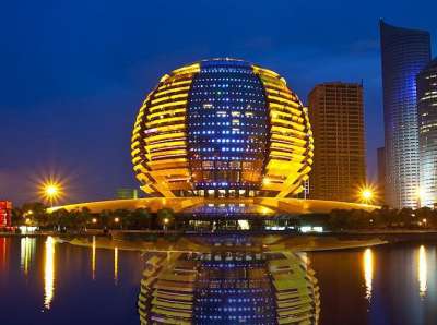 चीन के हांगझू शहर में 11 वें जी-20 सम्मेलन का आयोजन किया जा रहा है। हांगझू चीन के जिग्जियांग प्रांत की राजधानी है। 4 और 5 सितंबर को होनेवाले इस सम्मेलन के लिए यह पूरी तरह से तैयार है। आगे की स्लाइड्स में हम इस शहर की खासियत से रूबरू होंगे