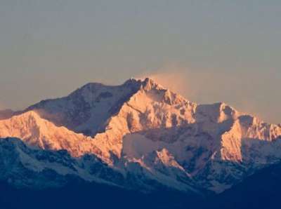  कंचनजंघा विश्व की तीसरी सबसे ऊँची पर्वत चोटी है, यह सिक्किम के उत्तर-पश्चिम भाग में नेपाल की सीमा पर है।इसकी ऊंचाई 8,586 मीटर है। 