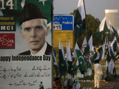 स्वतंत्रता दिवस के मौके पर पाकिस्तान में रोड़ के किनारे मोहम्मद अली जिन्ना का फोटो लगाया गया। 