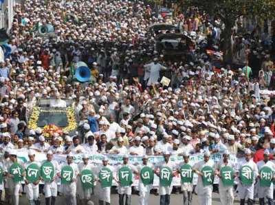 Milad-un-Nabi मिलाद उन नबी को बारावफात Barawafat या मव्लिद Mawlid भी कहा जाता है। यह त्यौहार इस्लाम धर्म के लोग पैगंबर मुहम्मद Prophet Muhammad के जन्म दिन की ख़ुशी में मनाते हैं।