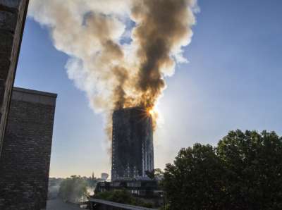  लंदन की एक 27 मंजिला इमारत में बुधवार तड़के भीषण आग लग गई, यह आग केनसिंग्टन के नजदीकी इलाके में स्थित ग्रेनफेल टॉवर अपार्टमेंट में लगी 