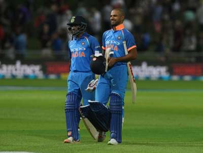 शिखर धवन (नाबाद 75) की शानदार बल्लेबाजी के दम पर भारतीय क्रिकेट टीम ने मैक्लीन पार्क मैदान पर बुधवार को खेले गए पहले वनडे मैच में न्यूजीलैंड को आठ विकेट से हरा दिया। इस जीत से भारत ने पांच वनडे मैचों की सीरीज में न्यूजीलैंड के खिलाफ 1-0 से बढ़त बना ली है। धवन के साथ अंबाती रायडू (13) भी नाबाद रहे। भारत 2009 के बाद न्यूजीलैंड में पहली बार कोई मैच जीतने में कामयाब रहा है।&amp;nbsp; &amp;nbsp;