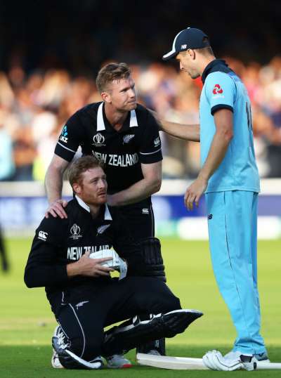 वर्ल्ड कप 2019 के फाइनल मैच में न्यूजीलैंड की टीम ने पहले बल्लेबाजी करते हुए मेजबानों के सामने 242 रनों का लक्ष्य रखा। न्यूजीलैंड की ओर से निकोल्स ने सबसे अधिक 55 रन बनाए वहीं वोक्स और प्लांकेट ने सबसे अधिक 3-3 विकेट लिए